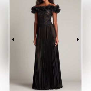 ✨NEW✨Tadashi Shoji Margaux Lace Bodice
Floral Ruffle Trim Black Gown Pleated